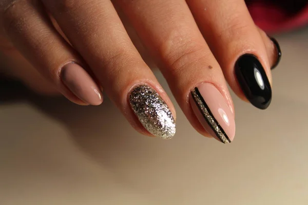 Ontwerp manicure zwart en beige nagels met abstractie — Stockfoto