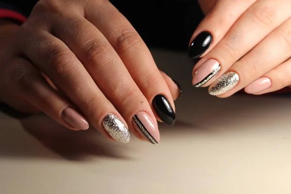 Manucure design ongles noirs et beiges avec abstraction — Photo