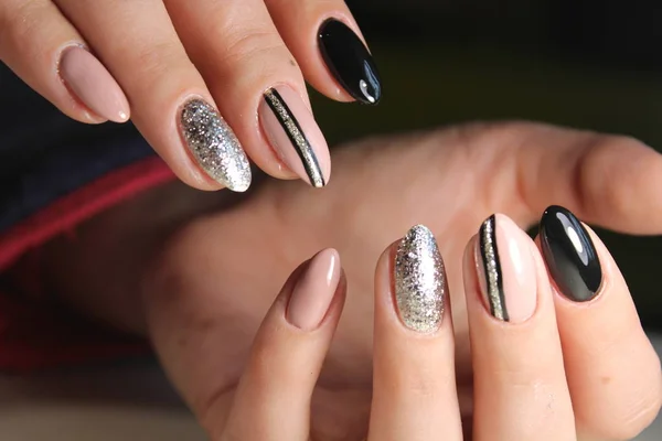 Zwarte manicure design met abstractie — Stockfoto