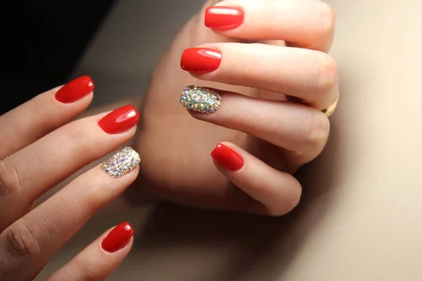Design de manicure é vermelho brilhante e strass — Fotografia de Stock