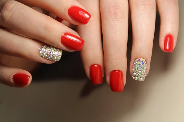 Unhas vermelhas com strass — Fotografia de Stock