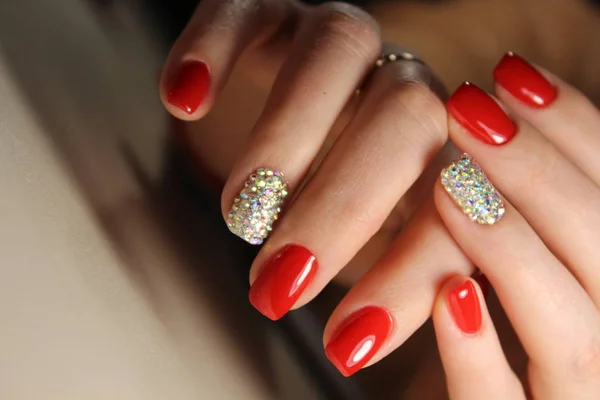 Design de manicure é vermelho brilhante e strass — Fotografia de Stock