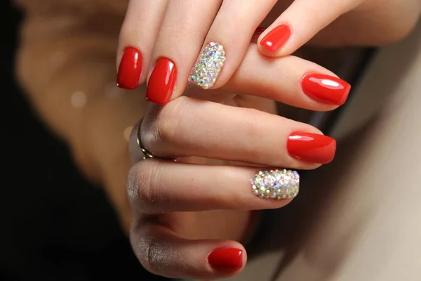 Il design della manicure è rosso brillante e strass — Foto Stock