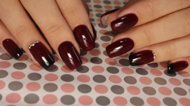 Manikür tasarım degrade bordo
