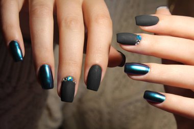 Kadınların elleri ile şık bir manikür.