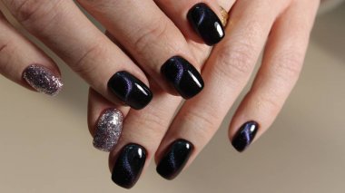 Manikür parlak, renkli tasarım