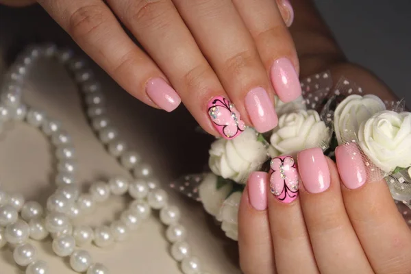 Diseño de uñas de manicura con un patrón de mariposa — Foto de Stock