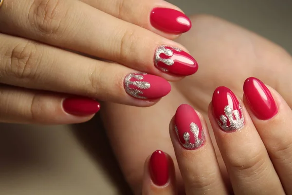 Diseño de manicura juvenil, rojo y plateado — Foto de Stock