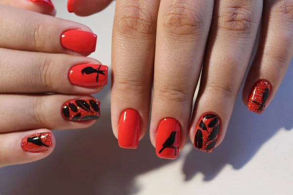 Manicura diseño uñas rojas con patrón — Foto de Stock