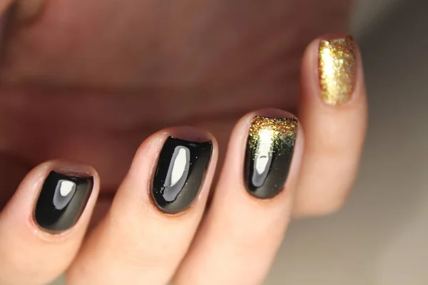 Diseño de manicura color negro y oro — Foto de Stock