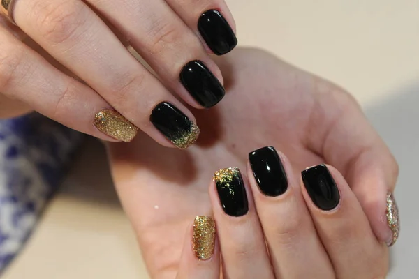 Diseño de manicura negro y oro — Foto de Stock