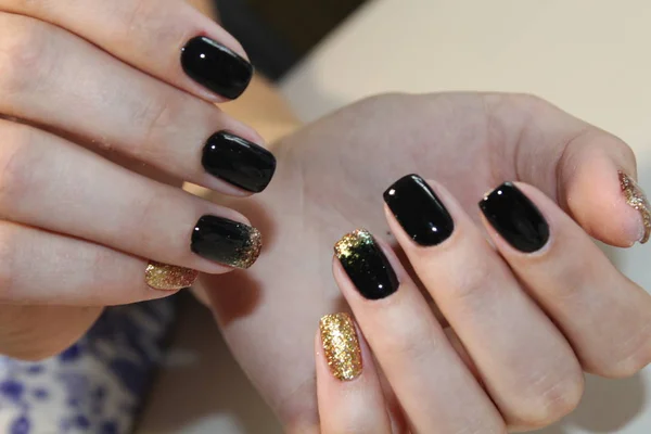 Manicure ontwerp zwart en goud — Stockfoto