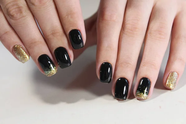 Manicure preto e ouro — Fotografia de Stock