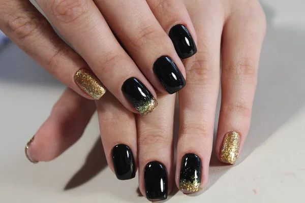 Diseño de manicura negro y oro — Foto de Stock