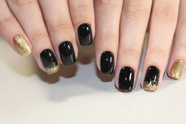 Manicure nero e oro — Foto Stock