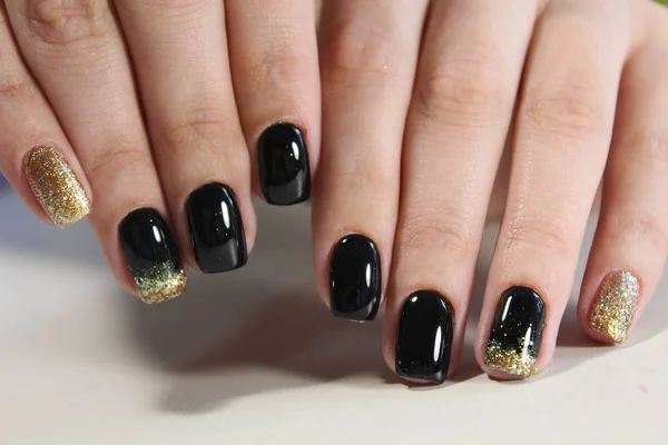 Manicure design colore nero e oro — Foto Stock