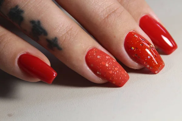 Largas uñas rojas hermosas —  Fotos de Stock