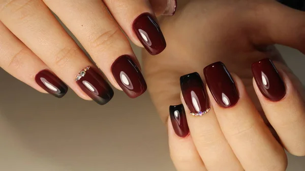 Manicure design gradiente Borgonha — Fotografia de Stock