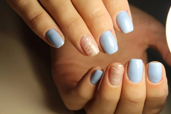 Projekt linii, niebieskie paznokcie manicure — Zdjęcie stockowe