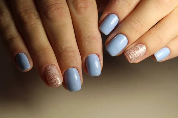 Projekt linii, niebieskie paznokcie manicure — Zdjęcie stockowe