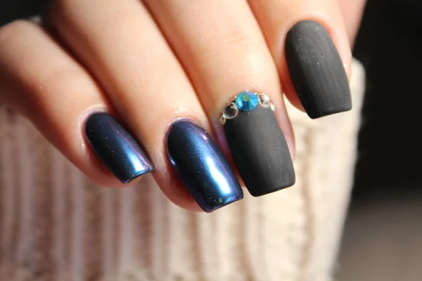 Le mani delle donne con una manicure elegante . — Foto Stock