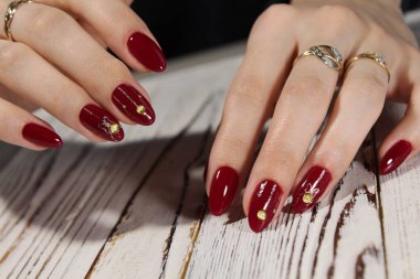 Manikür parlak, renkli tasarım