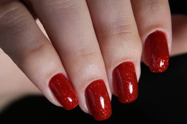 Parlak kırmızı manikür tasarım