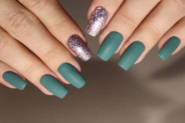 Yeşil siyah ve ayna ayrıntı ile manikür