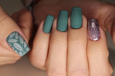 Erkek gösteren renkli oje siyah arka plan üzerine eller.