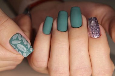 Yeşil siyah ve ayna ayrıntı ile manikür