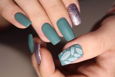 Erkek gösteren renkli oje siyah arka plan üzerine eller.