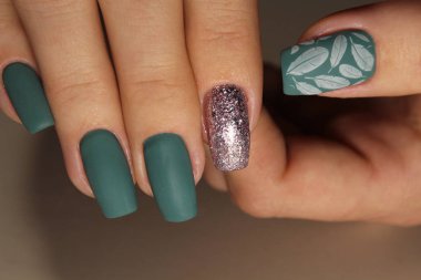 Manikür tasarımını gümüş ile yeşildir.