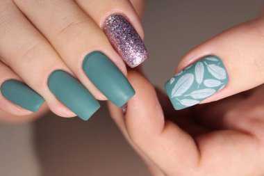 Erkek gösteren renkli oje siyah arka plan üzerine eller.