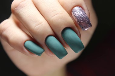 Yeşil siyah ve ayna ayrıntı ile manikür