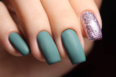 Manikür tasarımını gümüş ile yeşildir.