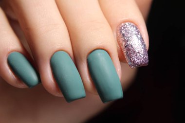 Yeşil siyah ve ayna ayrıntı ile manikür