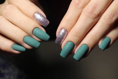 Erkek gösteren renkli oje siyah arka plan üzerine eller.