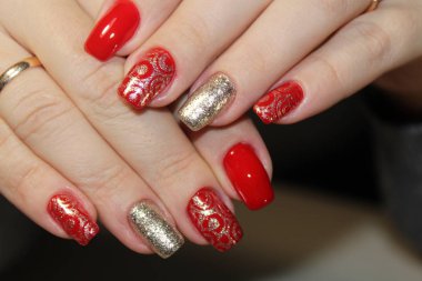 Manikürlü Tırnak Cilalı Sanat Tasarımı.