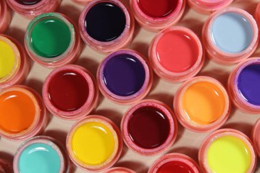 Tırnaklar, pek çok renk için parlak renkler