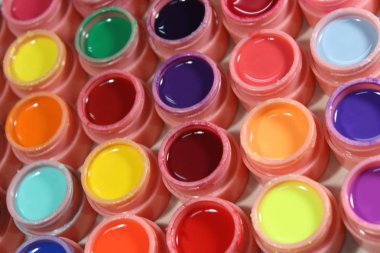 Tırnaklar için parlak renkler