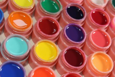 Tırnaklar için parlak renkler