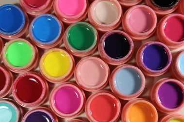 Tırnaklar, pek çok renk için parlak renkler