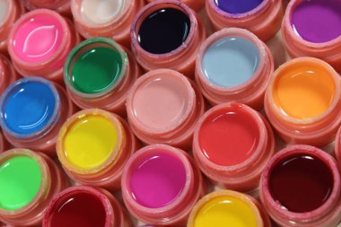 Tırnaklar, pek çok renk için parlak renkler