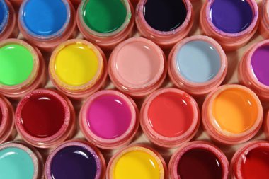 Tırnaklar için parlak renkler