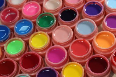 Tırnaklar, pek çok renk için parlak renkler