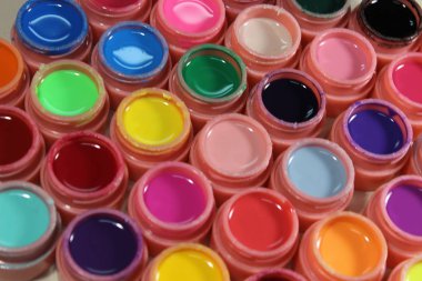 Tırnaklar için parlak renkler