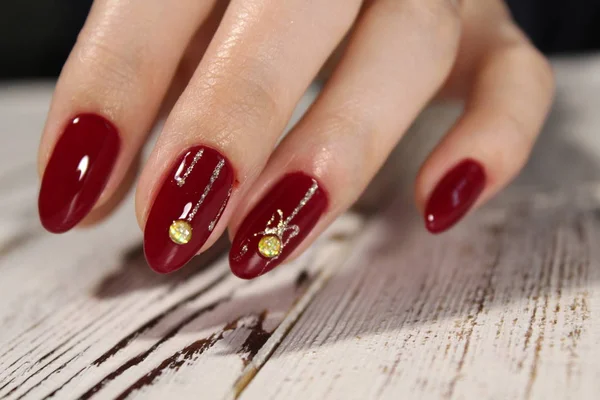 Gemanicuurde nagels Nagel Poolse kunst design. — Stockfoto