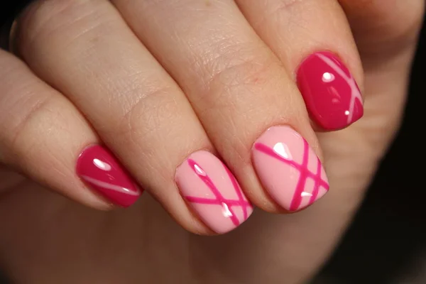 Mãos de mulher jovem bonita manicure em rosa — Fotografia de Stock