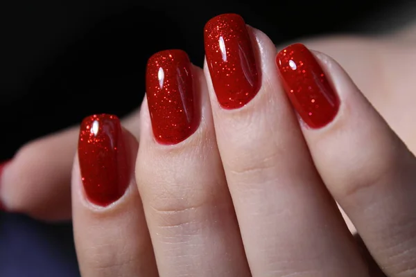 Hermosas manos femeninas con manicura roja sexy . — Foto de Stock