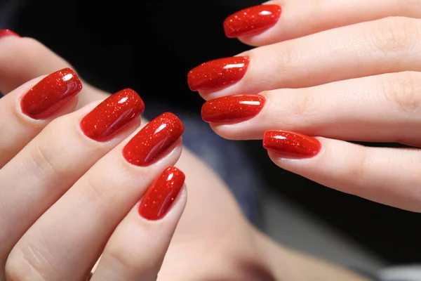 Belas mãos femininas com manicure vermelho sexy . — Fotografia de Stock